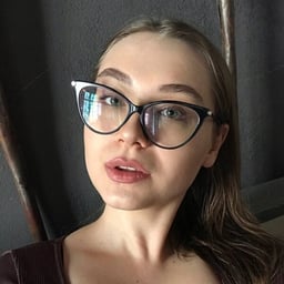 Фотография довольной клиентки Марины Ковалёвой в очках, снято на смартфон на фоне готового ремонта квартиры от ООО Авалон